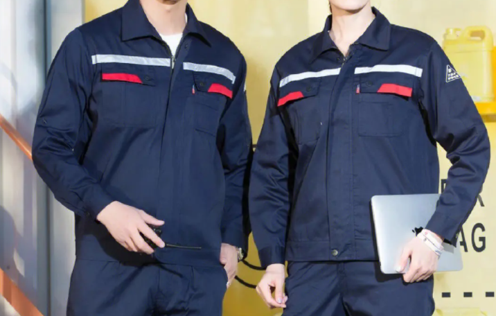 防靜電工作服定制的特點(diǎn)及穿戴注意事項(xiàng)，防靜電工作服廠家該如何選擇？